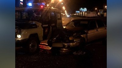 В Магнитогорске легковушка врезалась в полицейский автомобиль