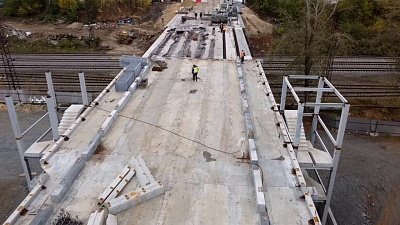 В Бакале с опережением графика установили каркас моста