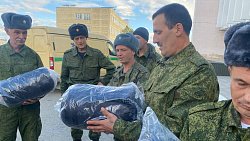Глава Троицка передал находящимся в Елани мобилизованным теплые вещи и спальники