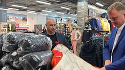 Глава Троицка передал находящимся в Елани мобилизованным теплые вещи и спальники