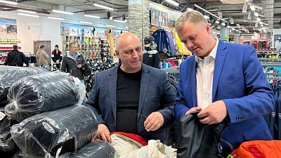 Глава Троицка передал находящимся в Елани мобилизованным теплые вещи и спальники