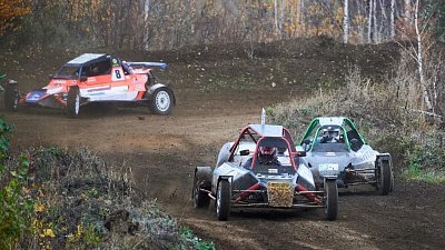 Челябинские гонщики закрыли летний сезон состязаниями по автокроссу