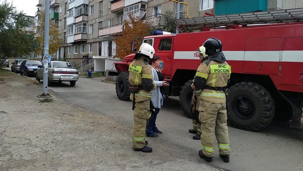 Труп мужчины обнаружили спасатели в квартире пятиэтажки в Челябинской области