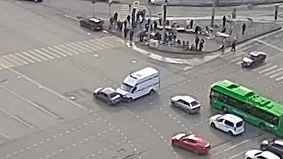 В Челябинске легковушка столкнулась с автомобилем скорой помощи