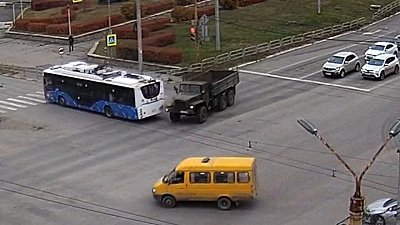 В Миассе грузовик врезался в троллейбус