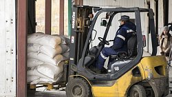 127 тонн конфискованного сахара передали челябинские таможенники социальным учреждениям