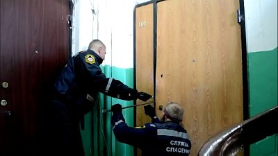 В Челябинске спасатели помогли упавшему пенсионеру