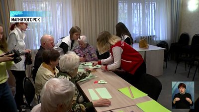 Песионеры сделали открытки мобилизованным