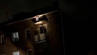 В Челябинске мужчина перелез с балкона на крышу дома