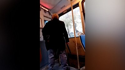 В Челябинске заметили пассажира трамвая с оружием