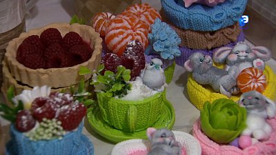 Мастерица делает букеты из мыла