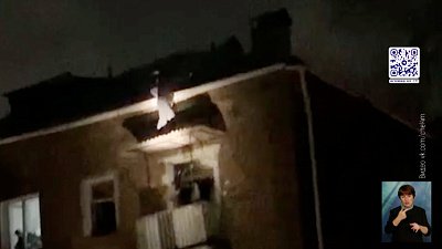 В Челябинске спасли мужчину с крыши дома