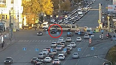 В центре Челябинска троллейбус не смог объехать ДТП