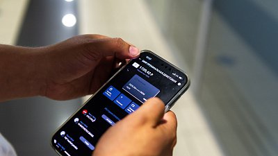 Челябинцы снова смогут оплачивать покупки с помощью телефона