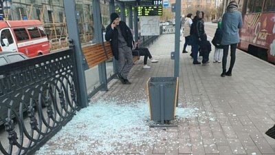 Вандалы разбили стекло на трамвайной остановке в центре Челябинска