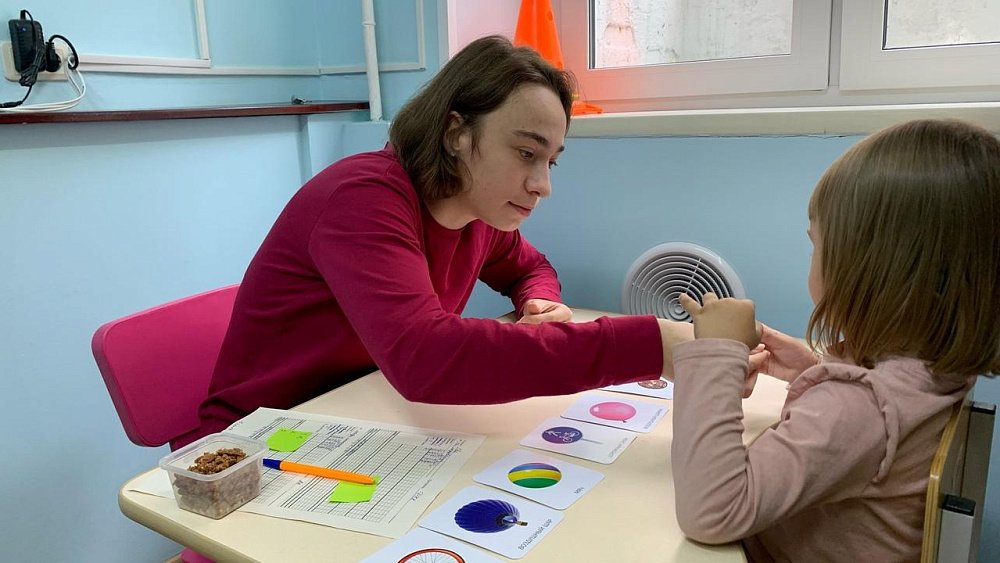 В Челябинске 50 студентов обучили работе с детьми с аутизмом