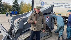 Челябинские депутаты Госдумы передали донецким спасателям машину для разминирования