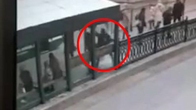 В Челябинске разбили стекло на остановке «Площадь Революции»