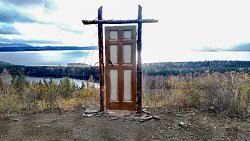 На горе у Тургояка поставили арт-объект «Дверь в осень»