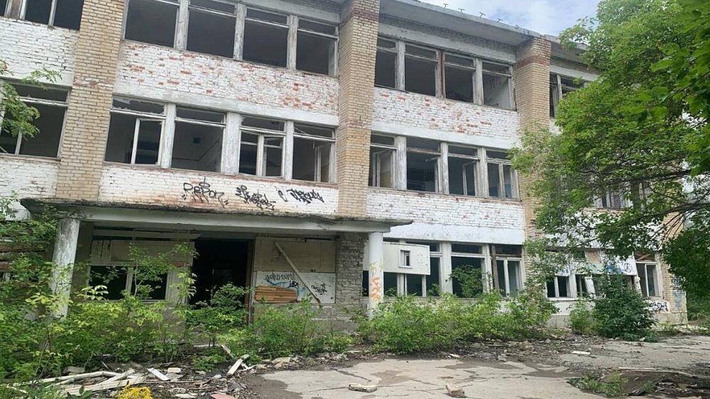 Суд обязал власти Локомотивного закрыть доступ к заброшенному зданию старого госпиталя