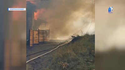 В поселке Тургояк устраняют пожар
