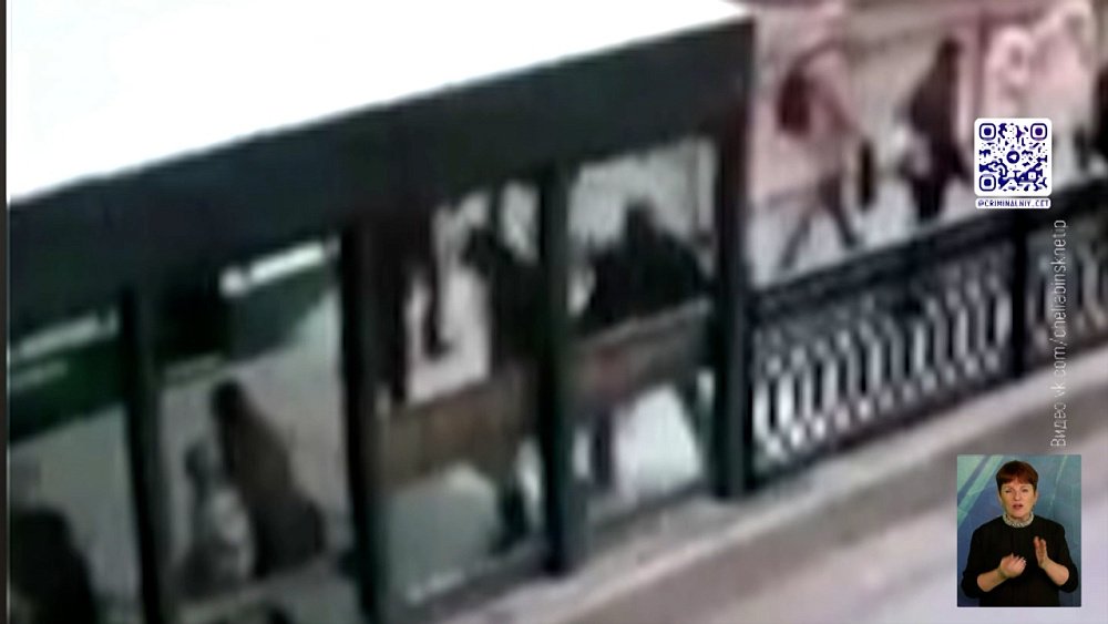 Мужчина разбил головой стекло