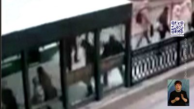 Мужчина разбил головой стекло