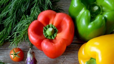 Готовим теплый салат с курицей и овощами