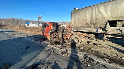 В Челябинской области водитель погиб в аварии с большегрузами