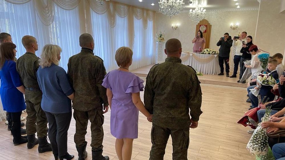 В Чебаркуле несколько мобилизованных заключили брак со своими возлюбленными