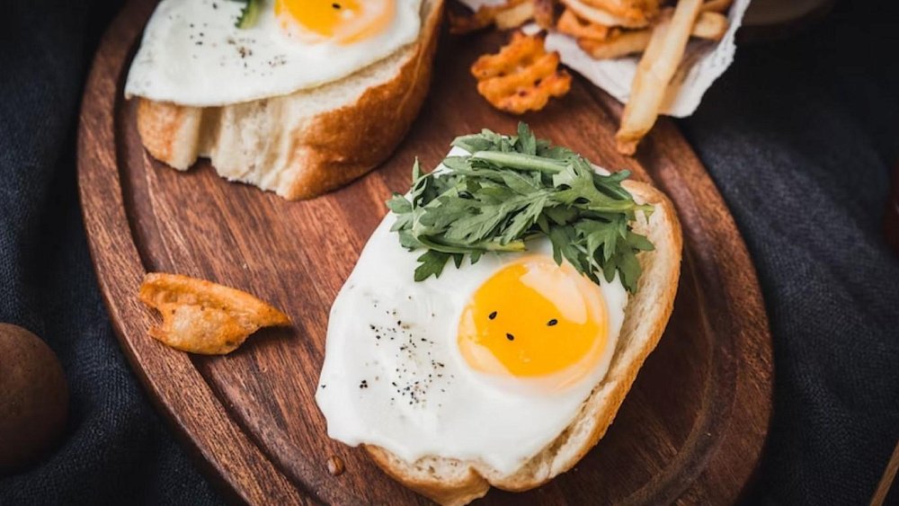 Завтракать лучше творогом или яйцами