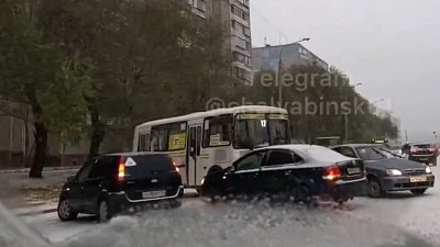 В Челябинске в массовой аварии поучаствовала маршрутка