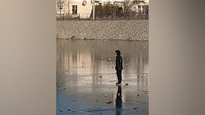 В Копейске дети гуляют по некрепкому льду