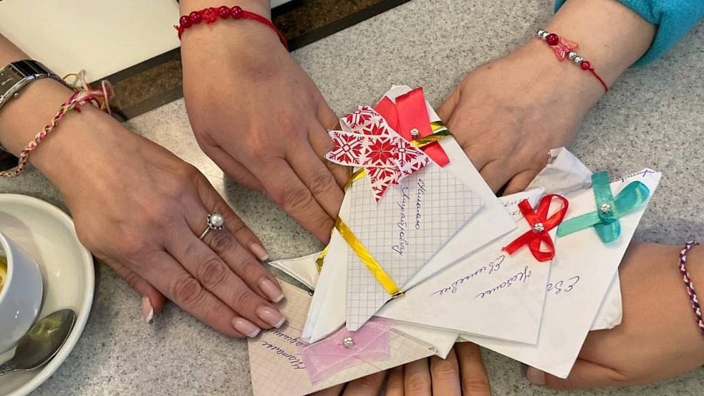 Дети сделали обереги для отправившихся в Донбасс врачей из Челябинской области