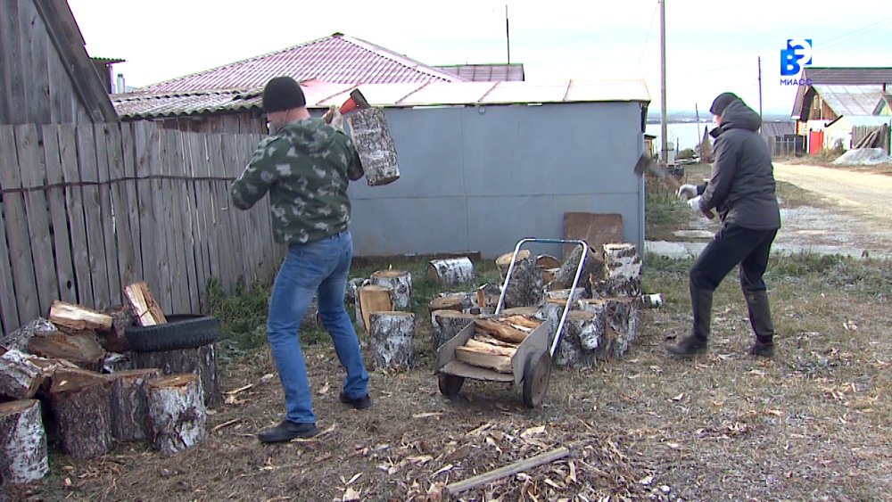 Миасские пожарные помогают матери добровольца
