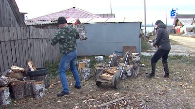 Миасские пожарные помогают матери добровольца