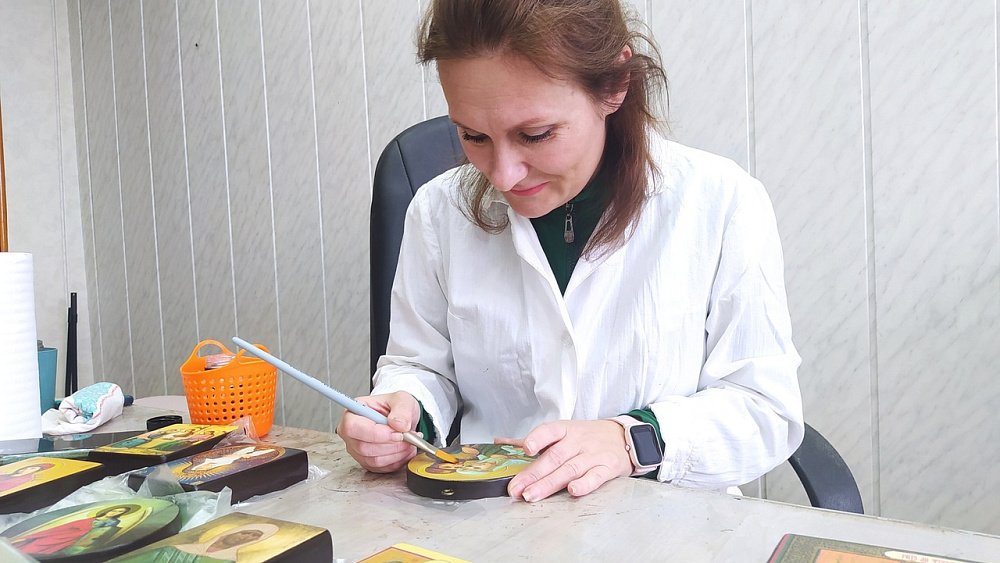 Семья из Снежинска создает иконы по необычной технологии