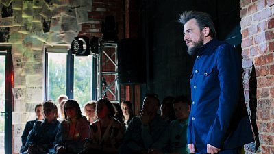 В Челябинске показывают спектакль, который начинается прямо на улице