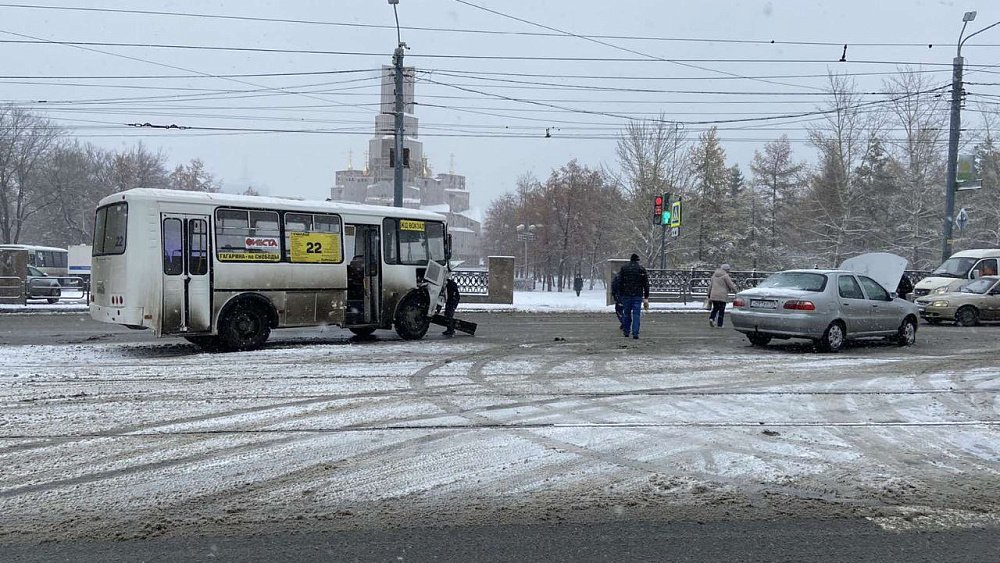 Женщина с ребенком пострадали в ДТП с автобусом в Челябинске