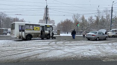 Женщина с ребенком пострадали в ДТП с автобусом в Челябинске