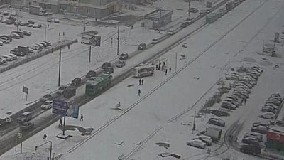 Маршрутка выехала на остановку и сбила человека в Челябинске