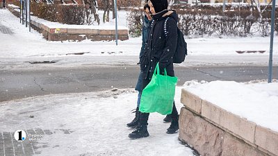 После первых заморозков и снегопадов челябинские тротуары превратились в ледяные катки