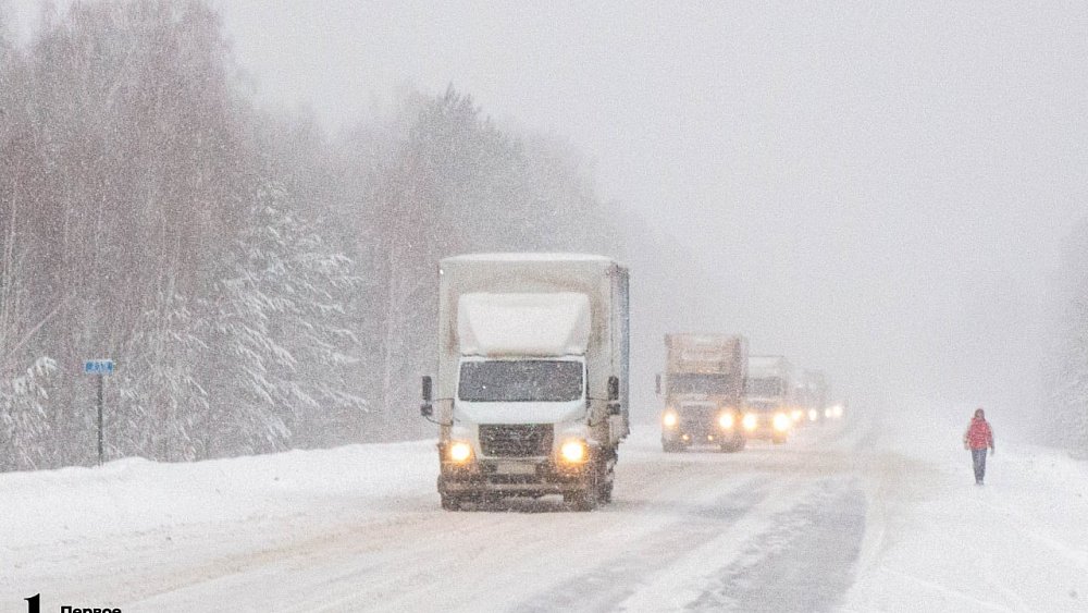 На трассе М‑5 под Миассом автомобили собрались в пробку из‑за светофора