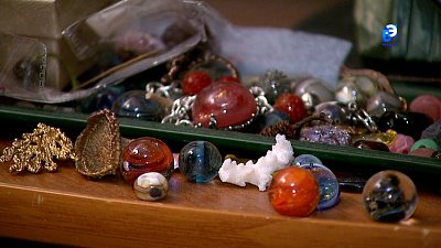 Миасская мастерица создаёт украшения из стекла