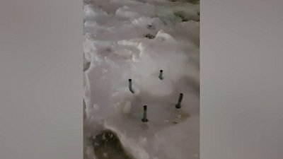 Челябинцы пожаловались на металлические штыри возле тротуара