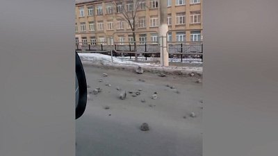 В Магнитогорске по проезжей части разбросали булыжники