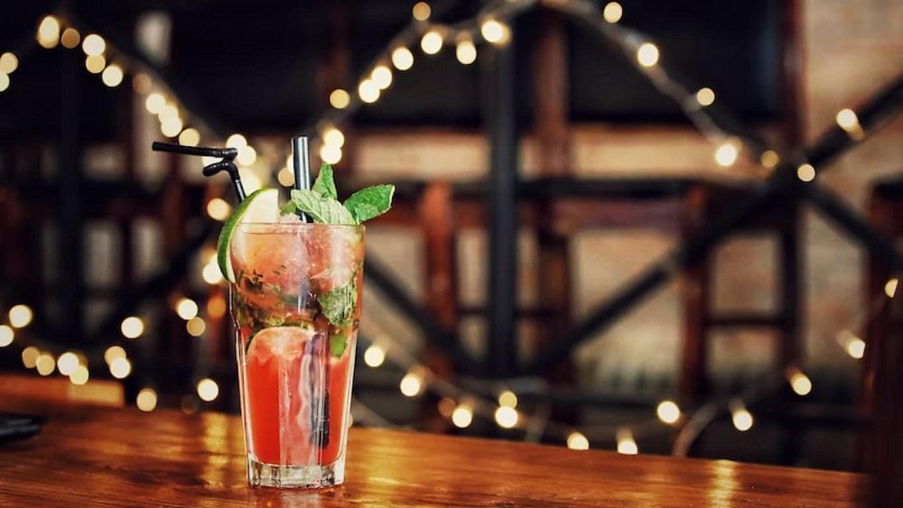 Лучше отказаться от соломинки при употреблении напитков