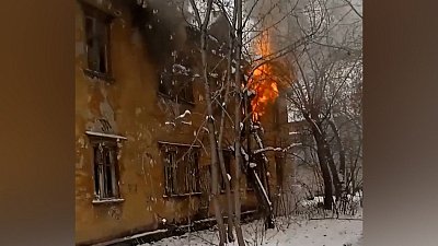 В Челябинске вспыхнул расселенный дом на ЧМЗ