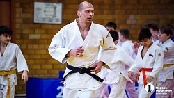 Дзюдоисты Юрий Степкин и Денис Ярцев дали мастер‑класс юным спортсменам в Челябинске