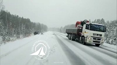 В Челябинской области сотрудники ГИБДД помогали водителям в сложных ситуациях на дорогах